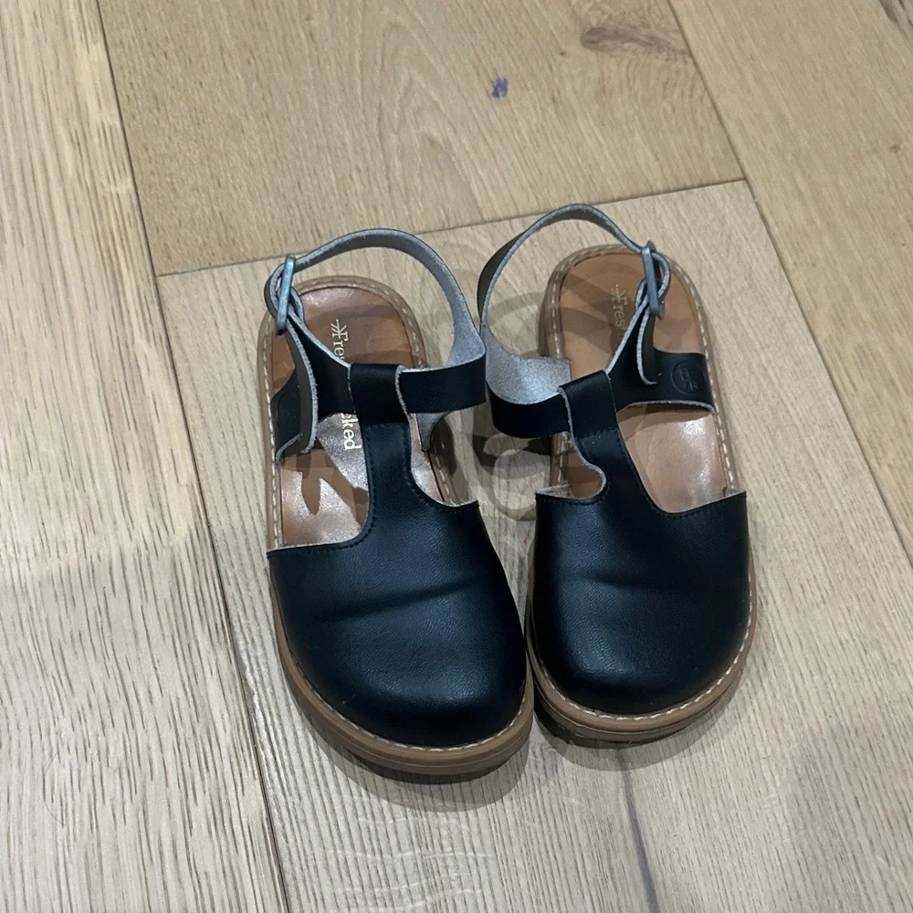 Freshly picked Newport clog Black Kids Sandals 11 girls